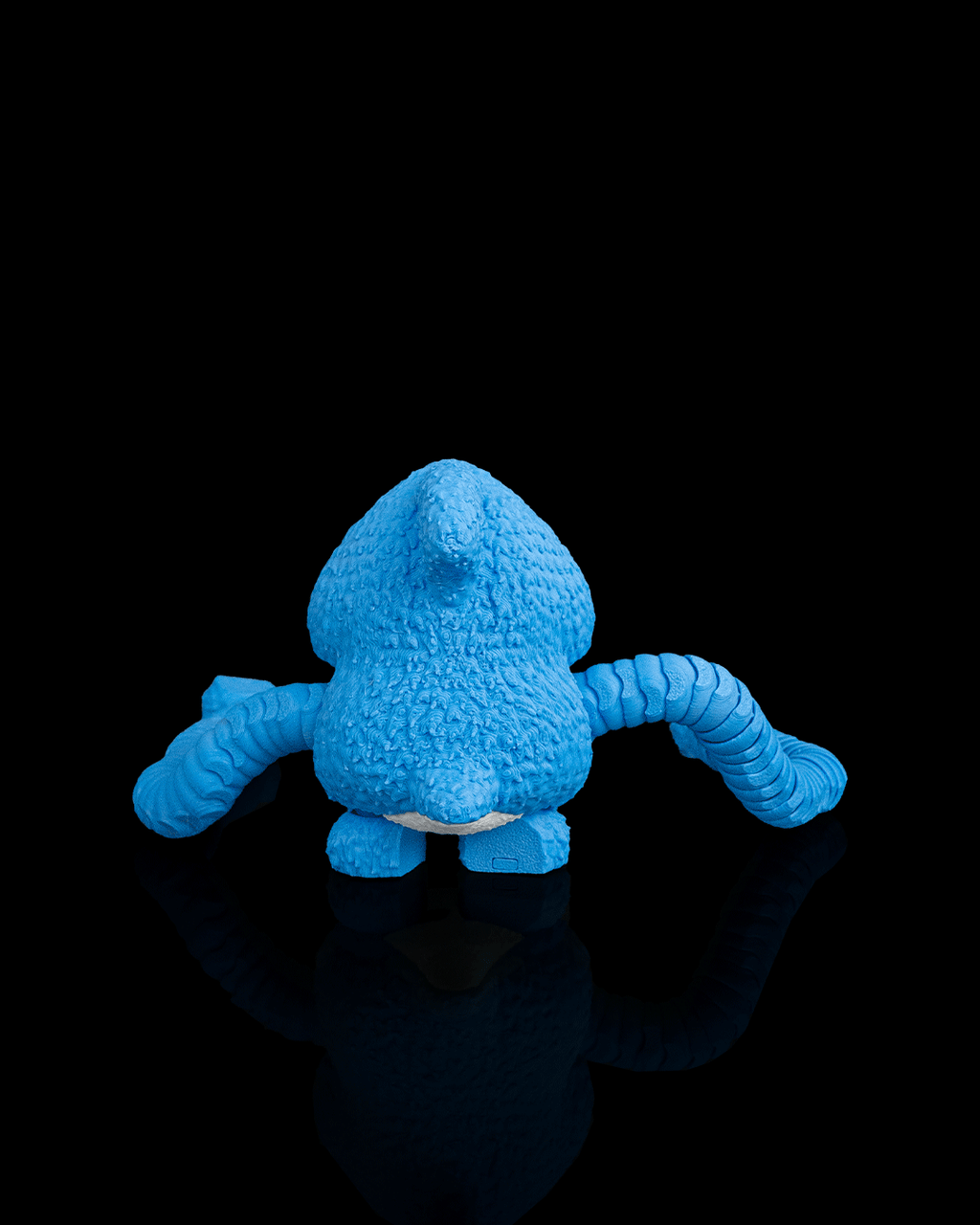 Gnasher blue articulated sea creature toy with long linked limbs displayed on a reflective black surface by 3DPRINTSWA from the Articulated Keychains collection